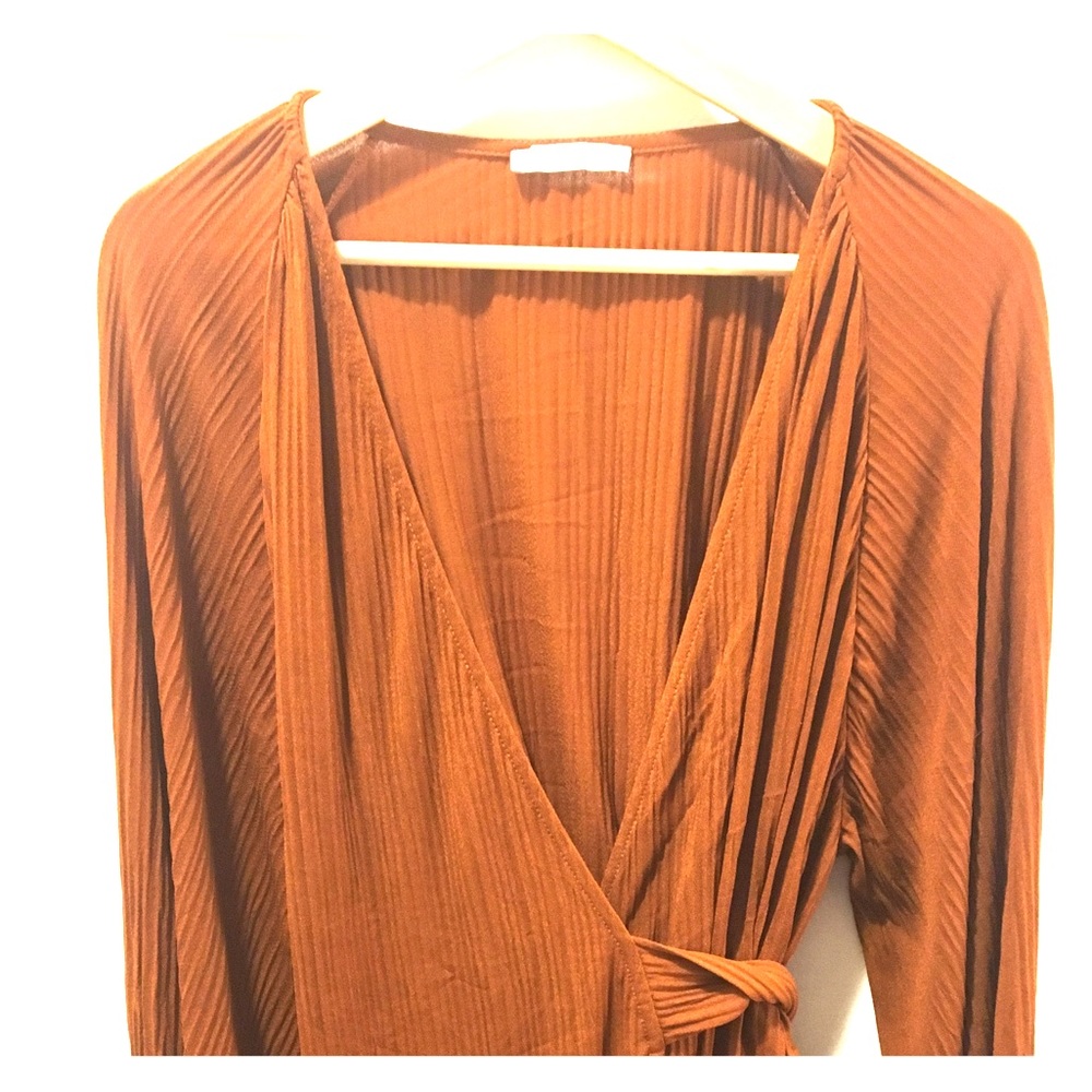 ZARA Curve hugging wrap around blouse 💁🏻‍♀️